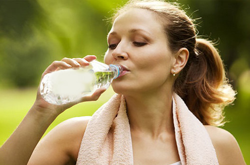 Lượng nước uống hàng ngày vô cùng quan trọng với bệnh nhân suy thận