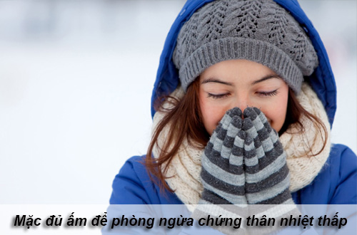 Mặc đủ ấm vào mùa đông để phòng ngừa chứng thân nhiệt thấp