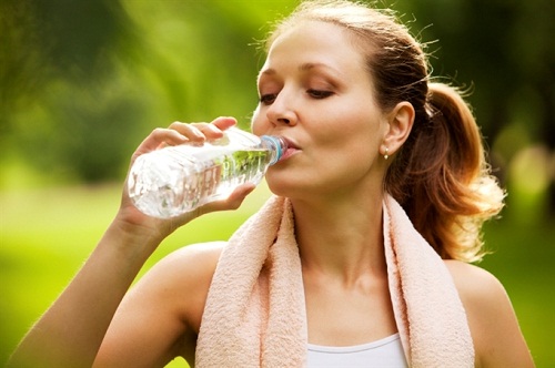 Uống nhiều nước và chế độ ăn lành mạnh 